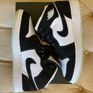 Air Jordan 1 Mid SE GS “ Glow in the Dark Panda”